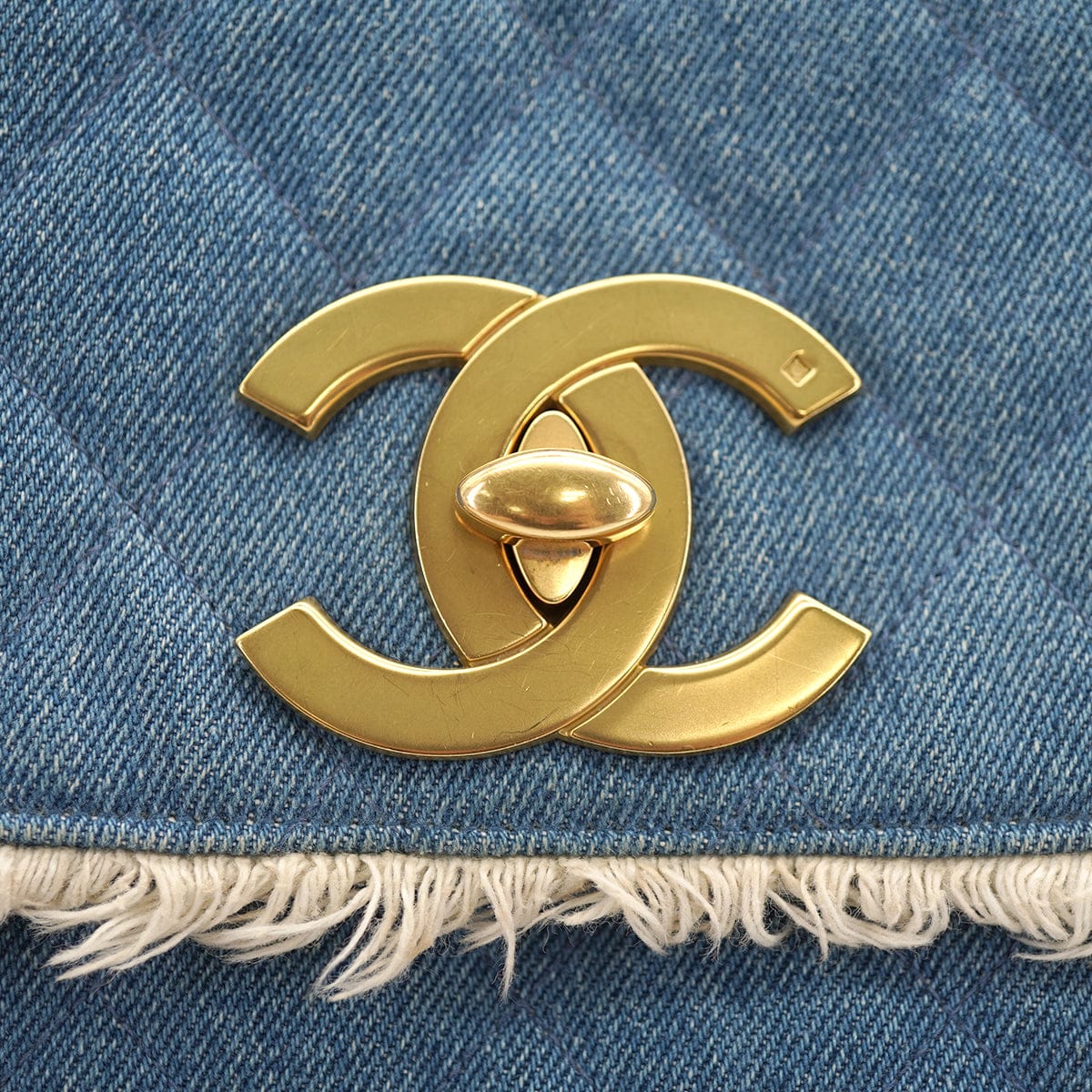 Luxury Promise VINTAGE CHANEL MAXI MATELASSE 34 CHAIN SHOULDER BAG BLUE DENIM GOLD HARDWARE 90335141