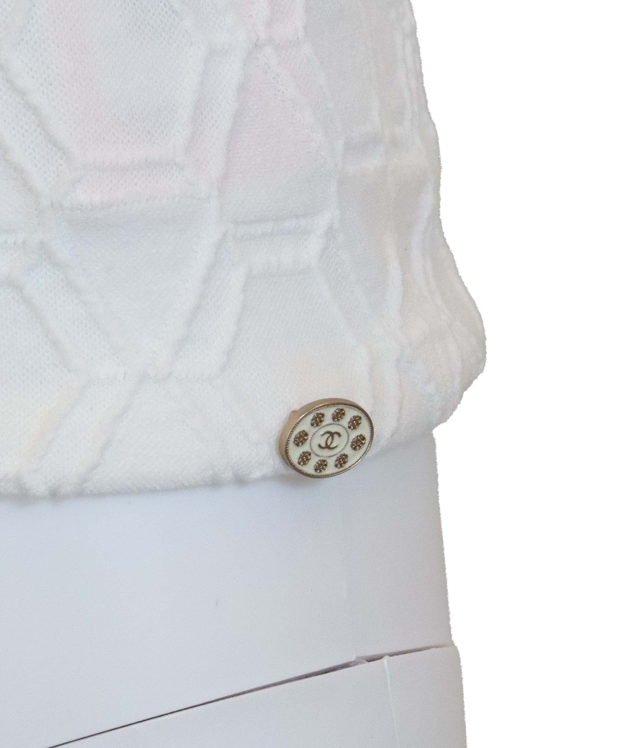 LuxuryPromise CHA NEL 2016 WHITE CREWNECK TOP NWT. SZ 36