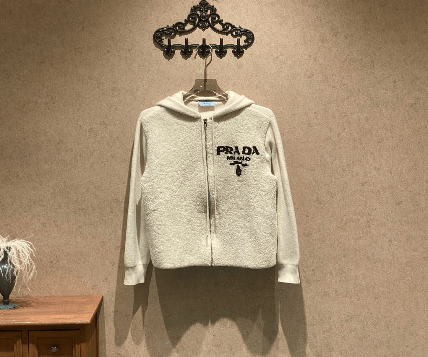Prada New Prada white fur slogan hooded jacket / size 36 / 99% new / 35680 SGC35680