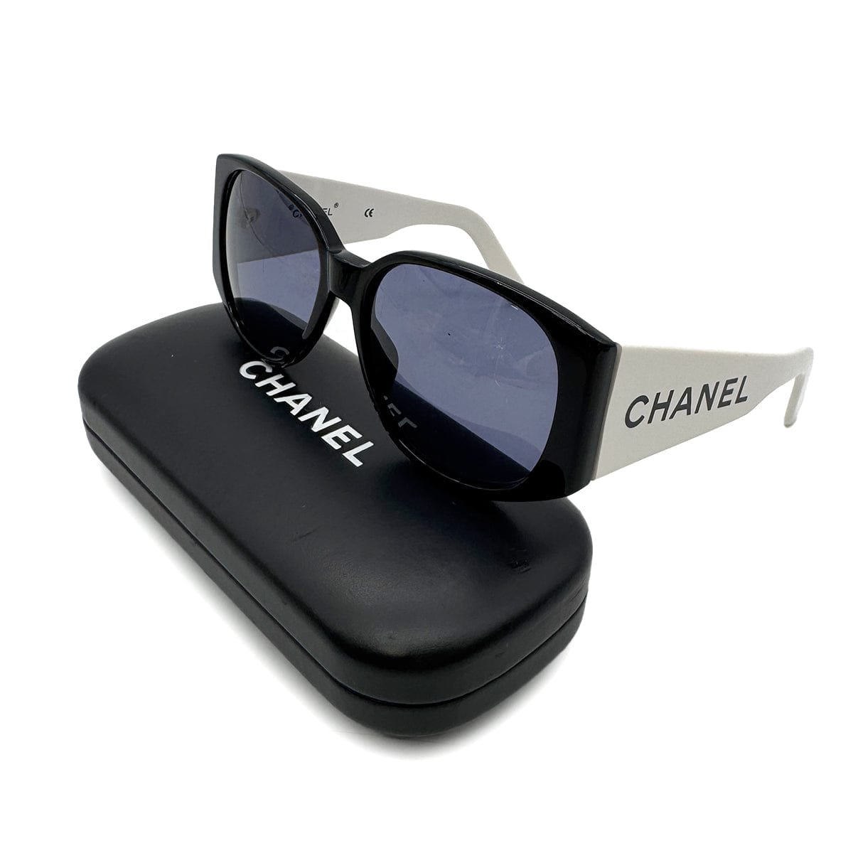 PURPOSE CHANEL VINTAGE SUNGLASSES LOGO WHITE BLACK EYEWEAR 90305130