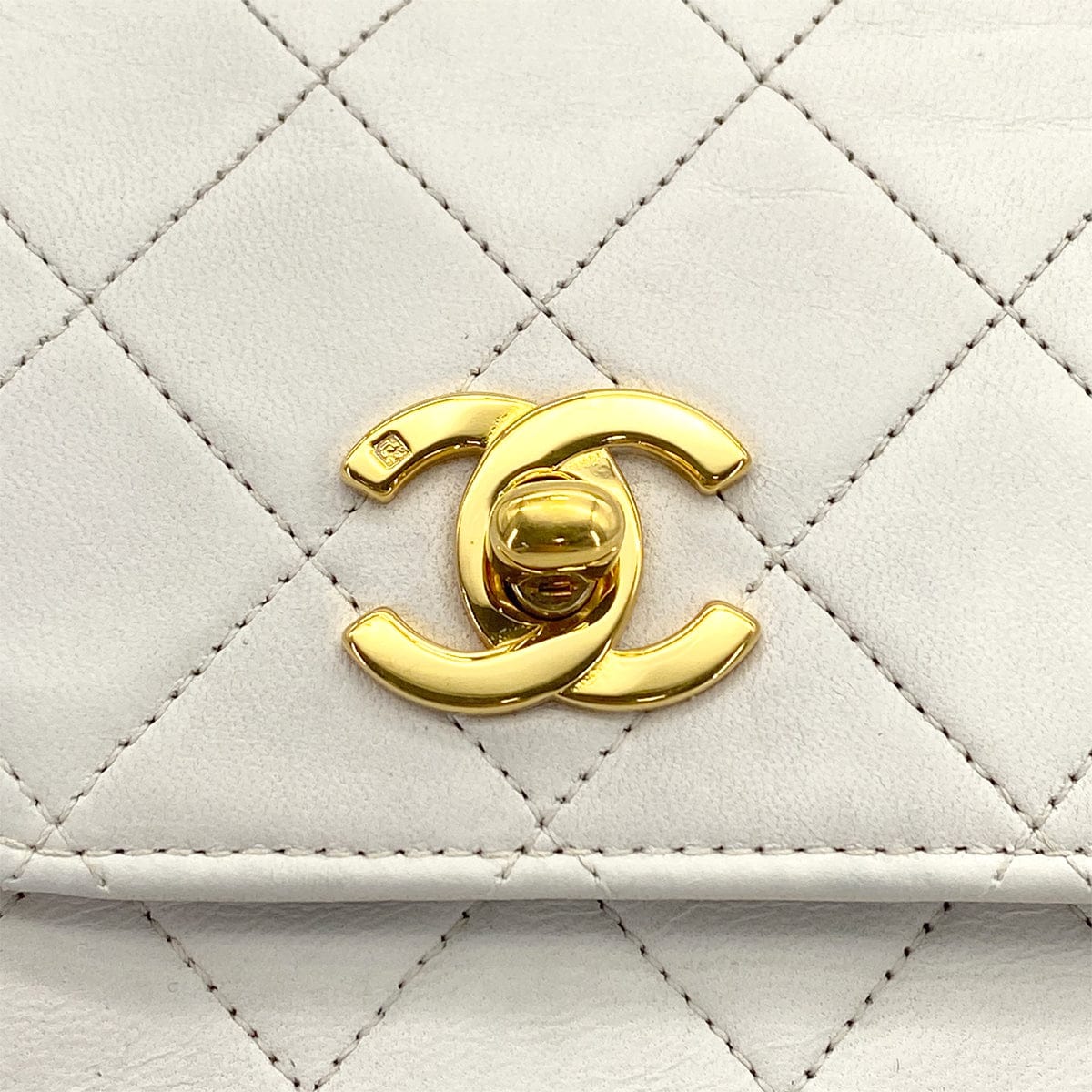 PURPOSE VINTAGE CHANEL DOUBLE TURN LOCK MATELASSE CHAIN SHOULDER HAND BAG WHITE LAMB SKIN GOLD HARDWARE 90325945
