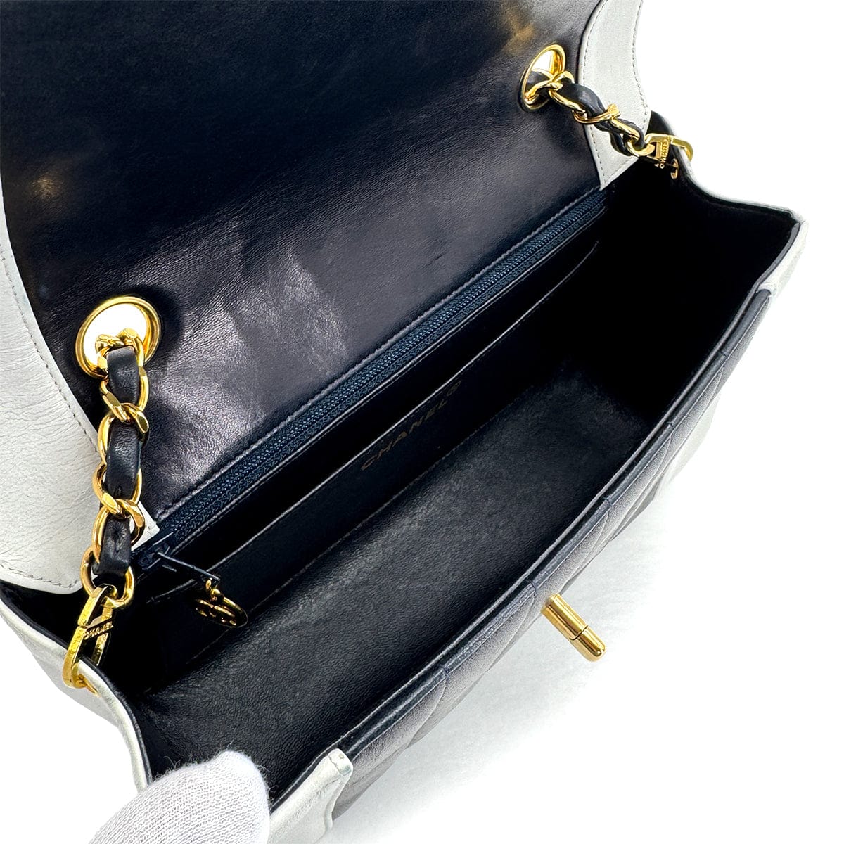 PURPOSE VINTAGE CHANEL MADEMOISELLE CHAIN SHOULDER BAG NAVY WHITE LAMB SKIN GOLD HARDWARE 90322940