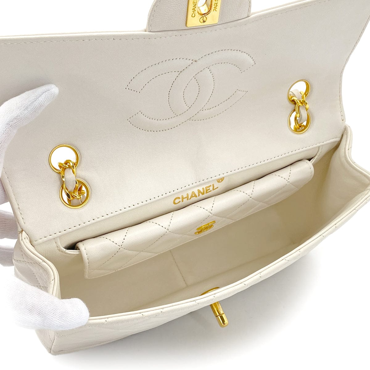 PURPOSE VINTAGE CHANEL MATELASSE CHAIN SHOULDER BAG WHITE LAMB SKIN GOLD HARDWARE 90324753