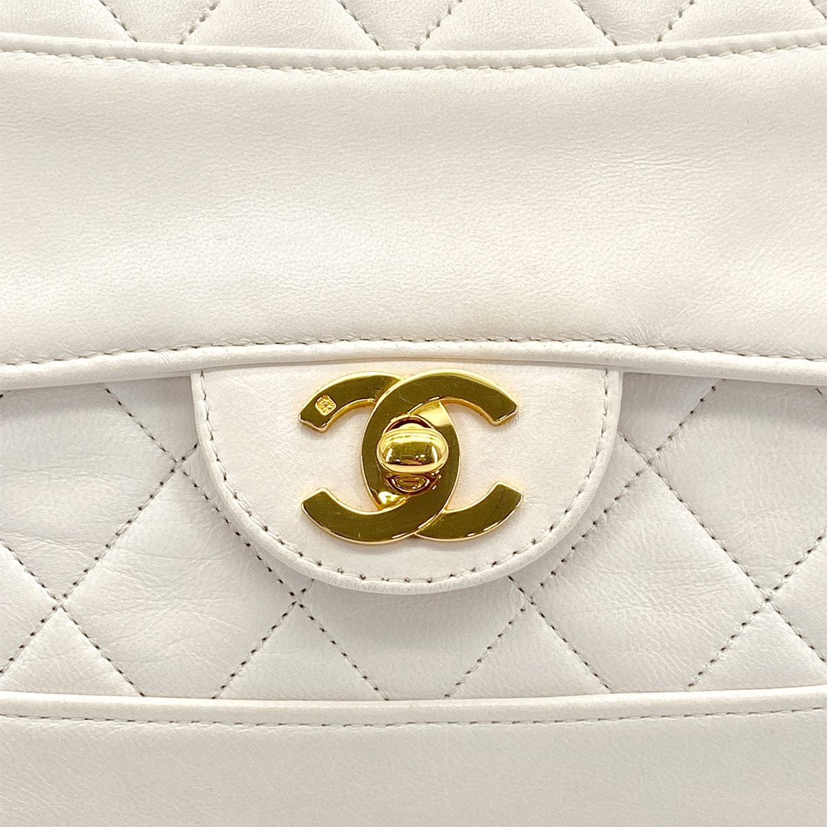 PURPOSE VINTAGE CHANEL MATELASSE CHAIN SHOULDER BAG WHITE LAMB SKIN GOLD HARDWARE 90324753