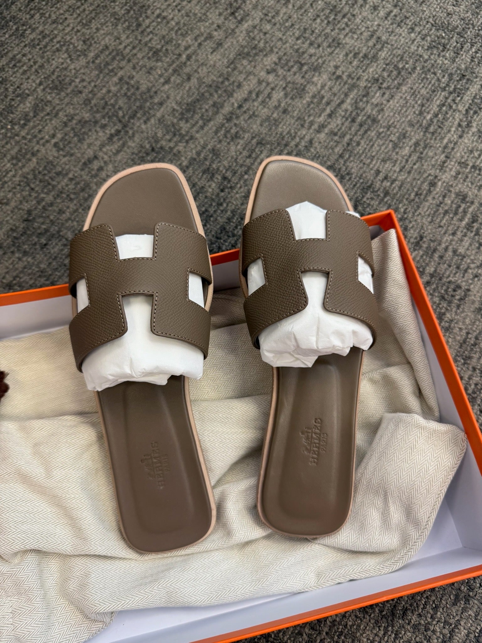 Size 39.5 - Hermès Oran Sandals - Etoupe image 1