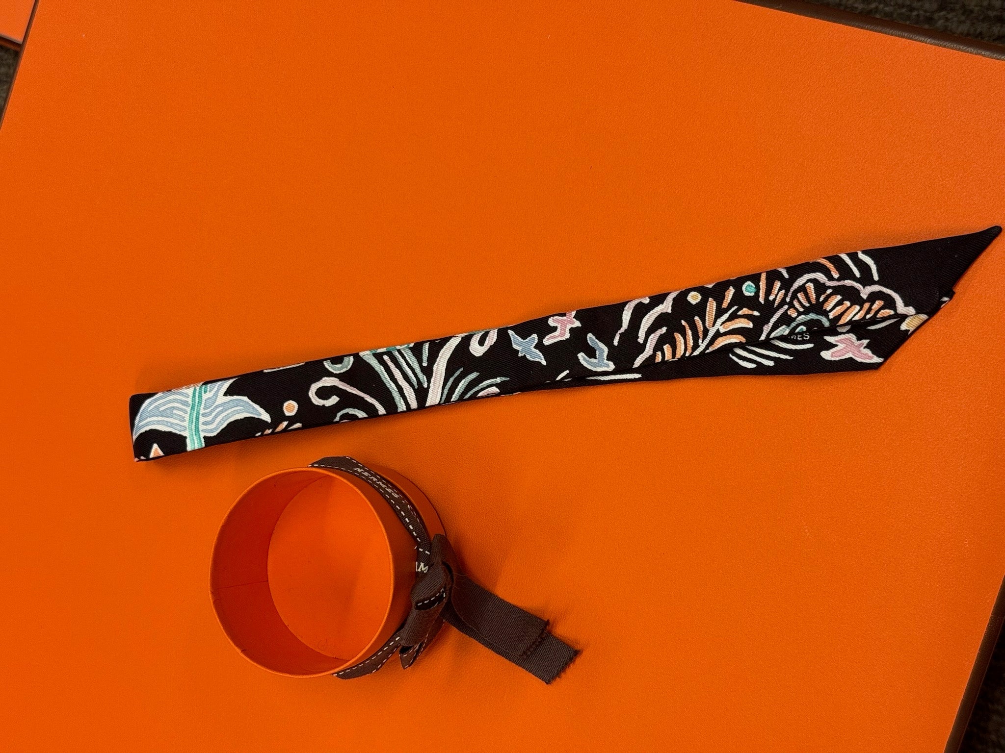 Hermès Narrow Silk Twilly - Black Multicolour Print image 2