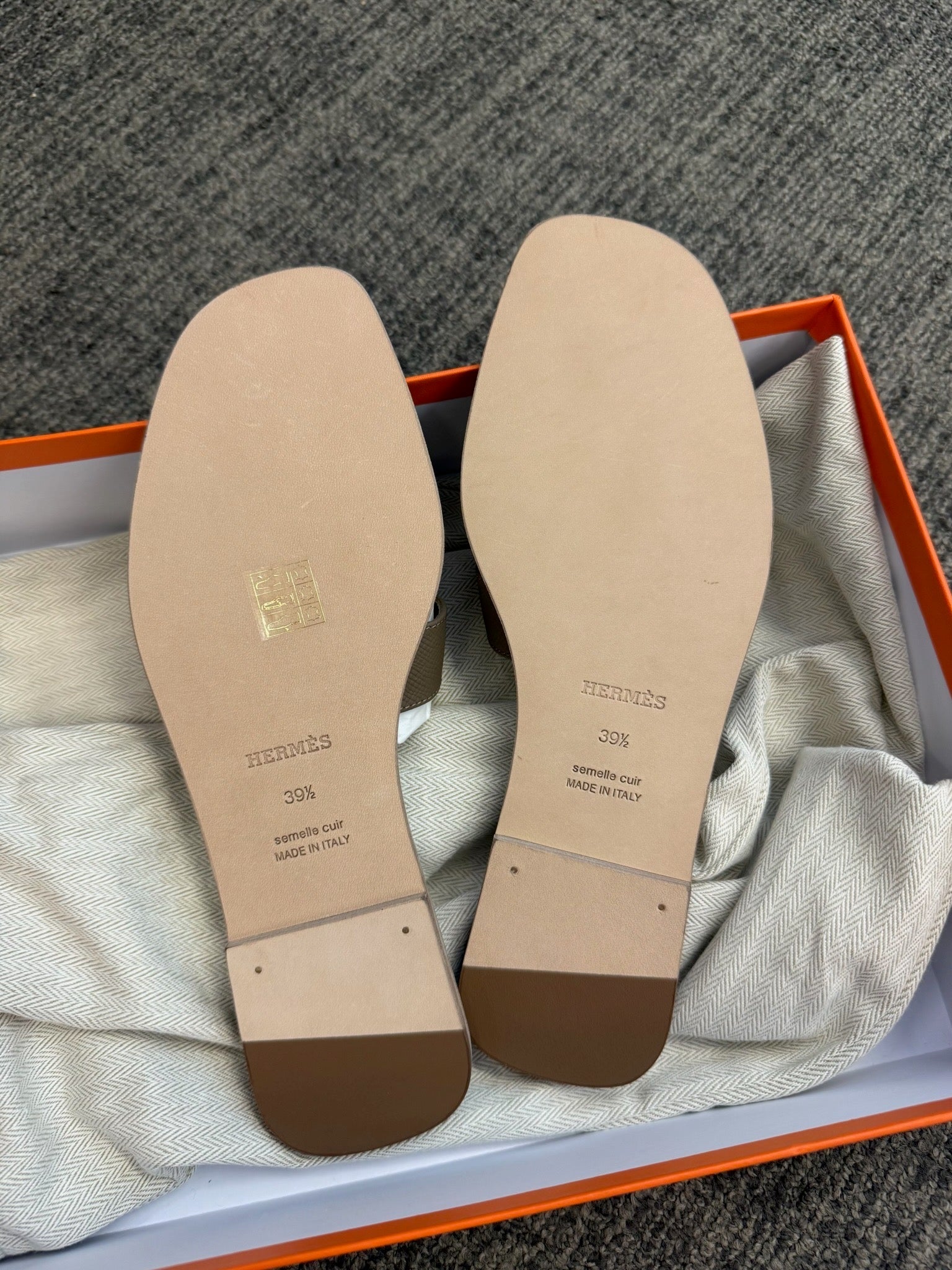 Size 39.5 - Hermès Oran Sandals - Etoupe image 2