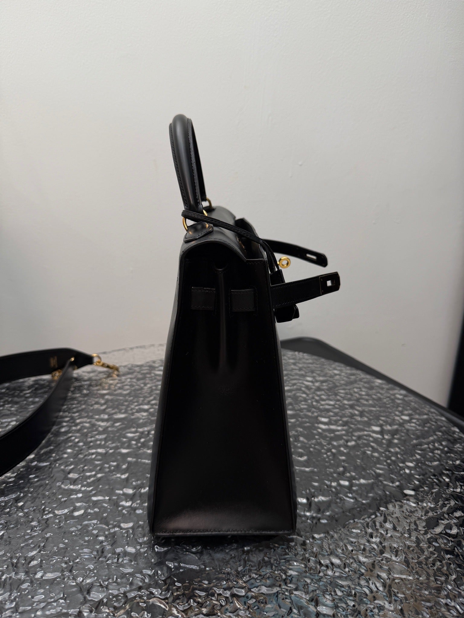 Hermès Kelly 32 Black Box Gold Hardware image 3