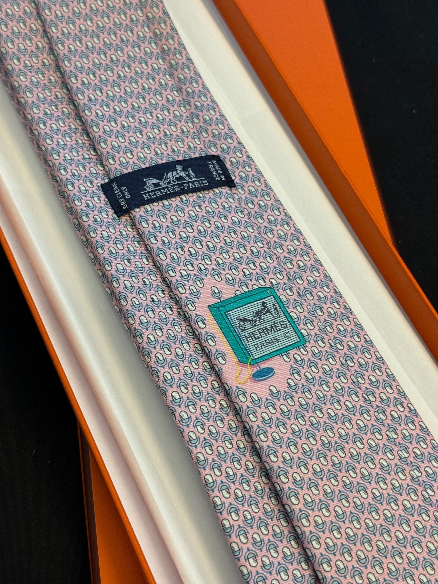 Hermès Silk Tie – Pink / Blue Geometric Print image 3