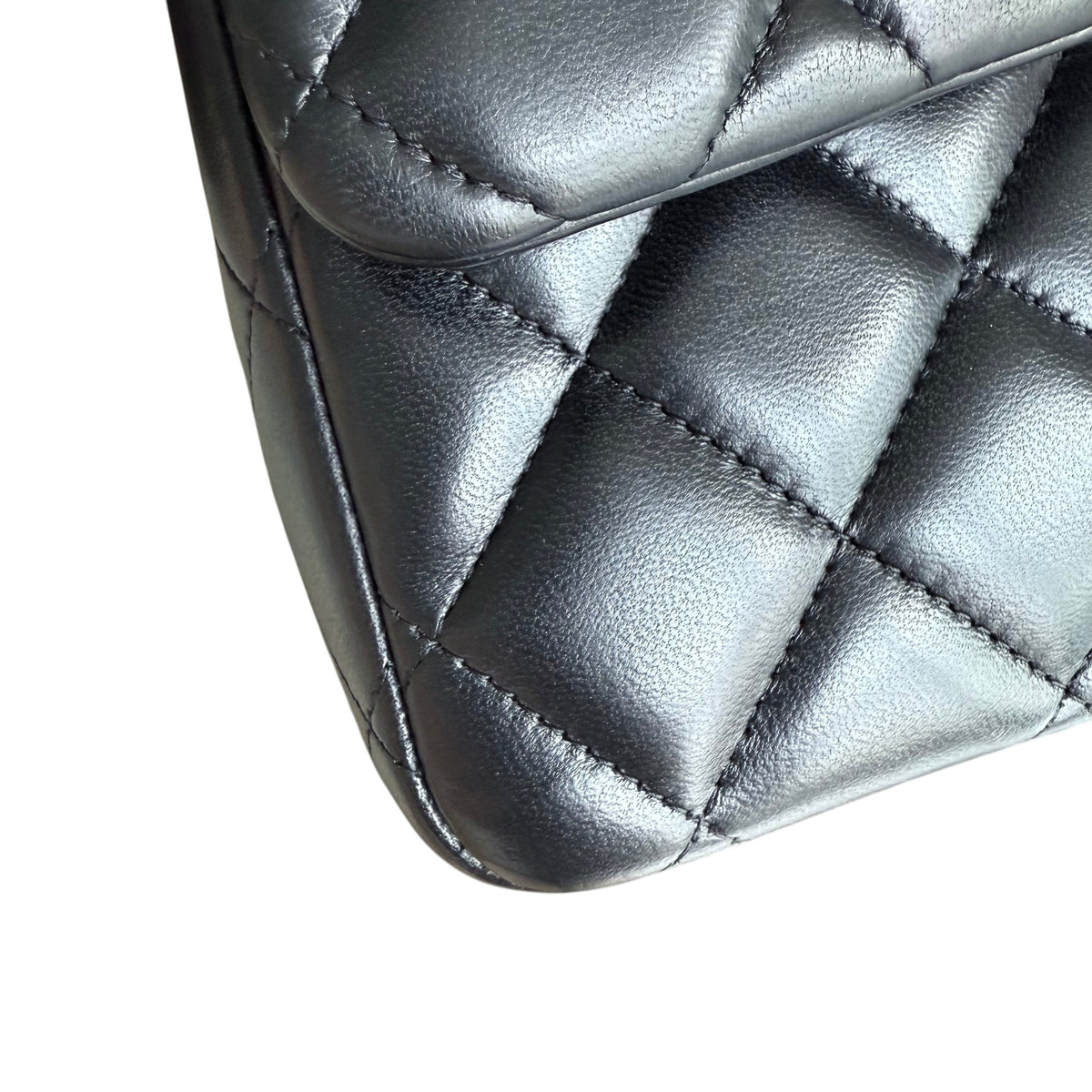 Luxury Evermore 黑色绗缝羊皮 Chanel Classic Flap Maxi 手袋细节特写