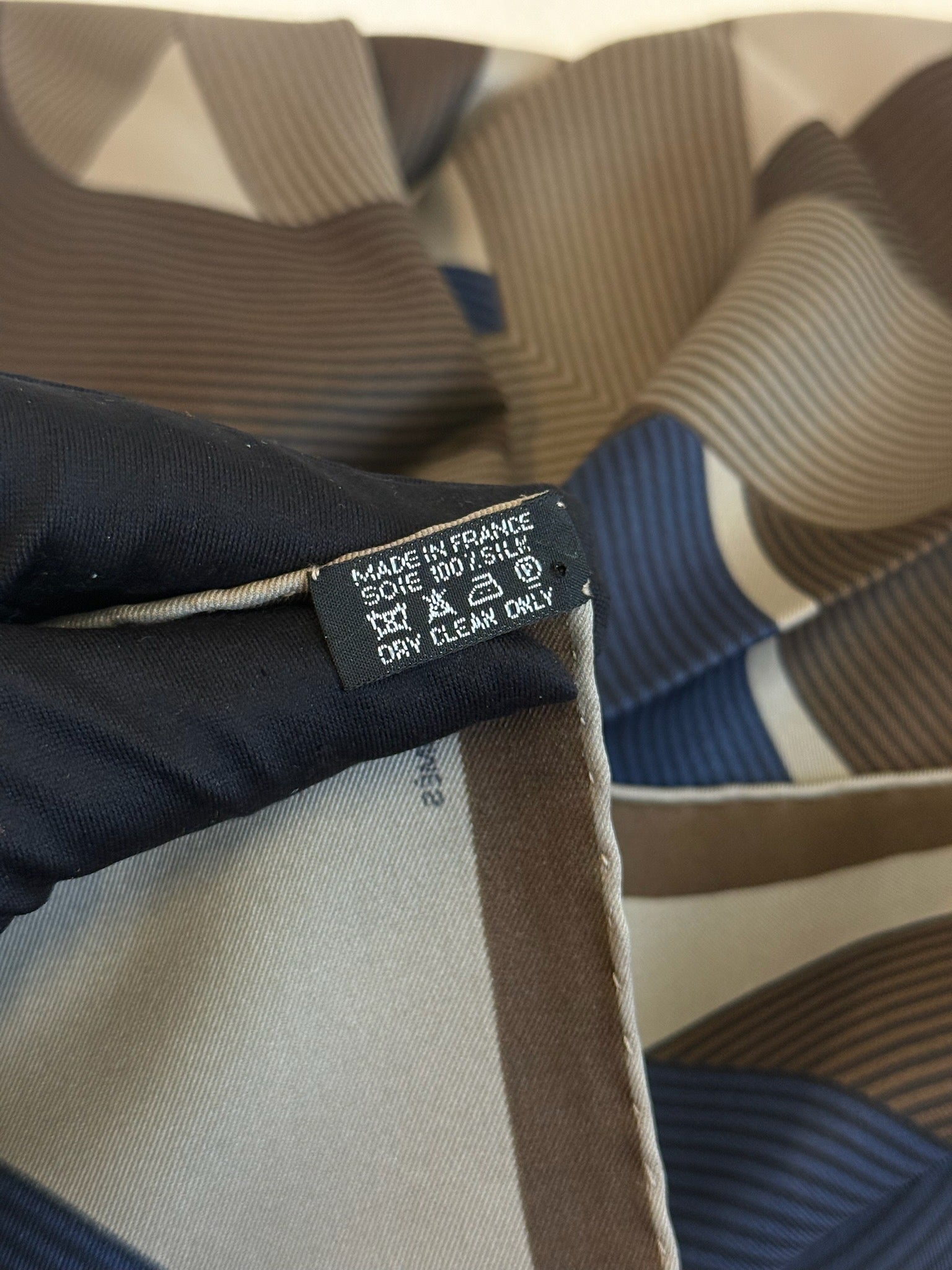 Hermès 70 Silk Scarf Taupe Bleu Taupe / Bleu image 5
