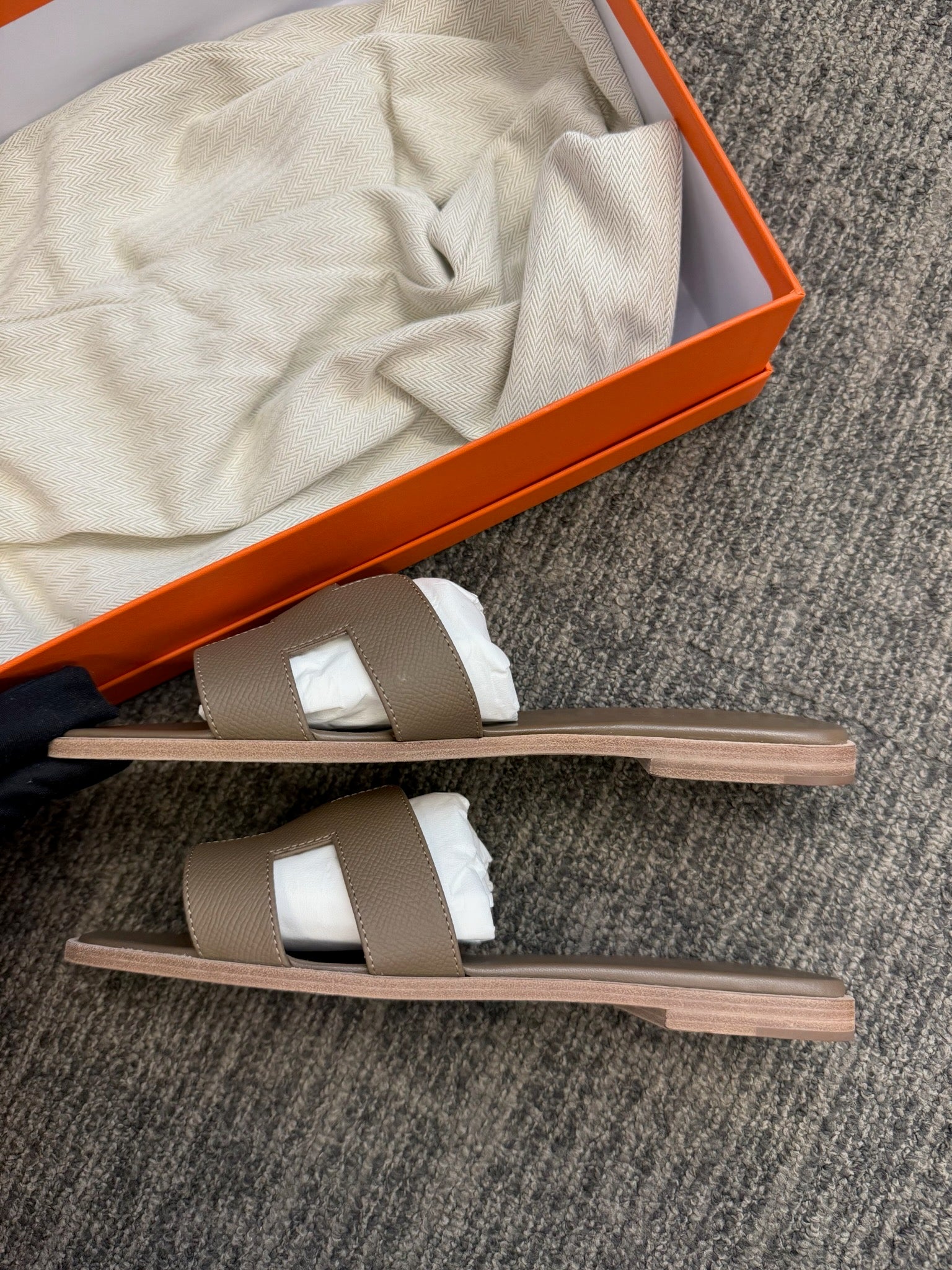Size 39.5 - Hermès Oran Sandals - Etoupe image 5