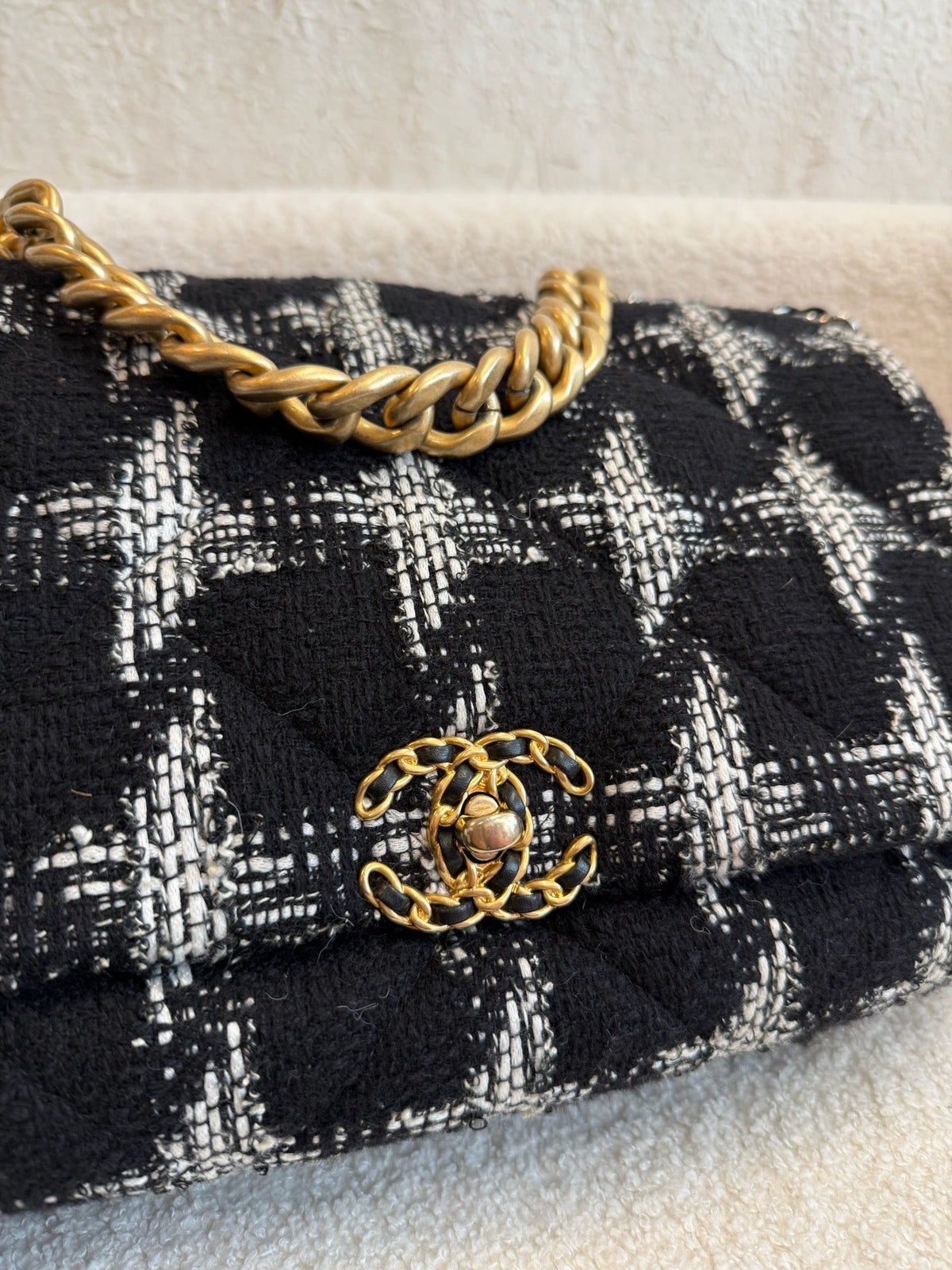 Chanel 19 Handbag - Black & White image 5
