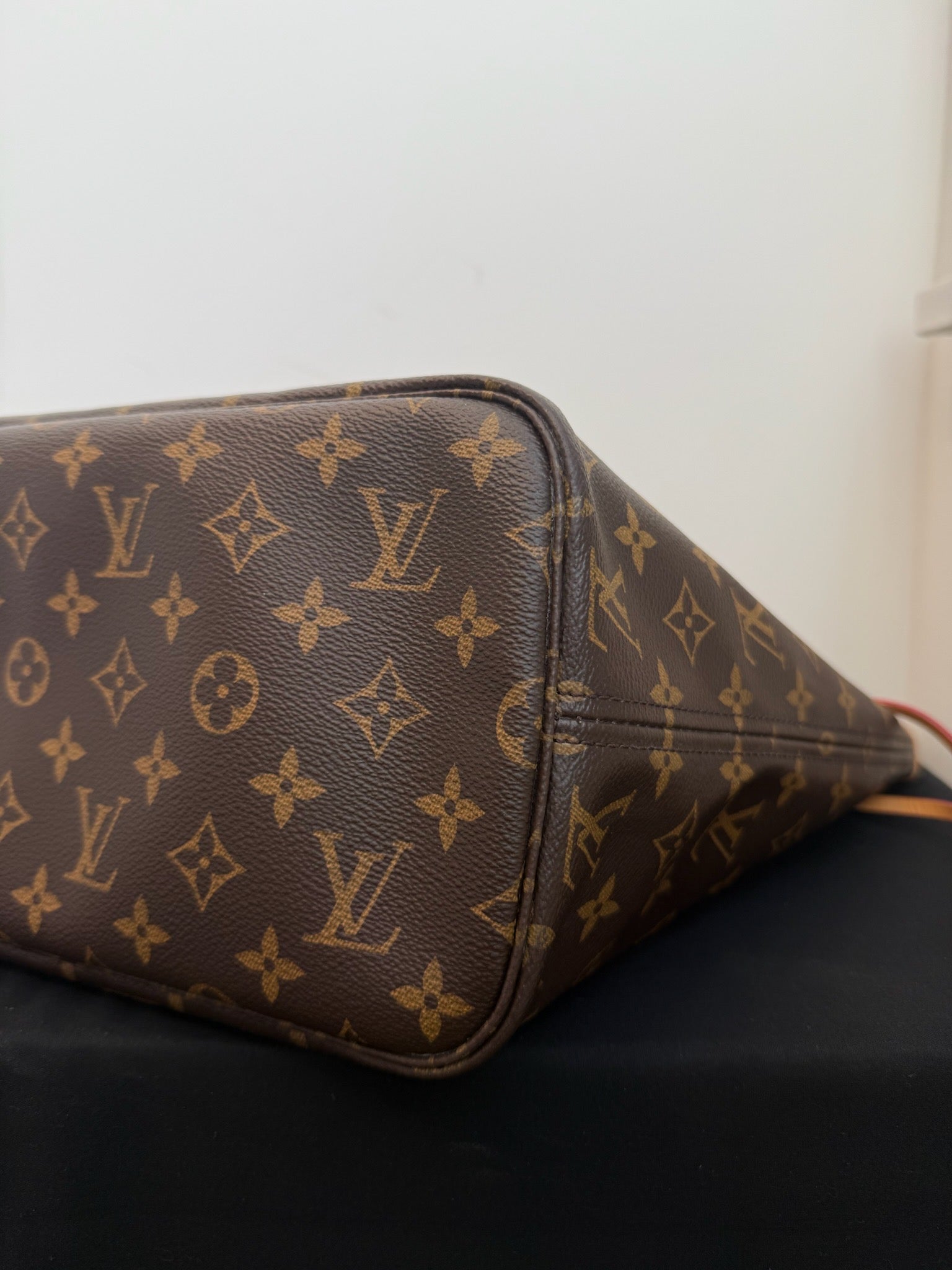 Louis Vuitton Neverfull Monogram Pink Interior Tote Bag Monogram with pink interior image 5