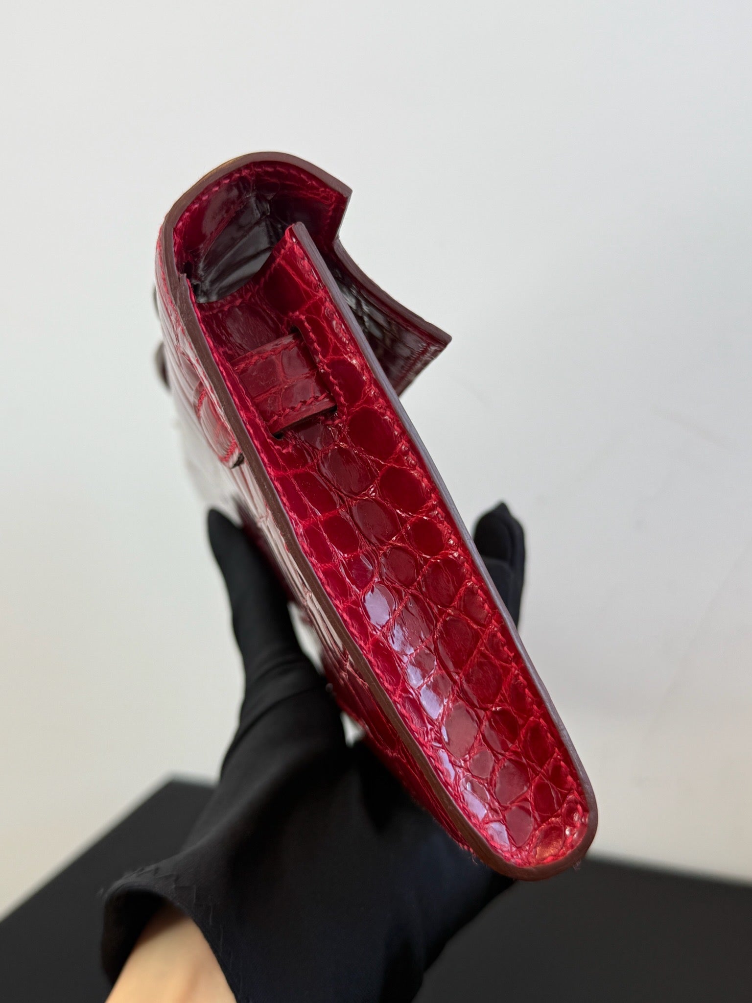 Hermès Kelly Cut Shiny Niloticus Crocodile Rouge Gold Hardware image 6