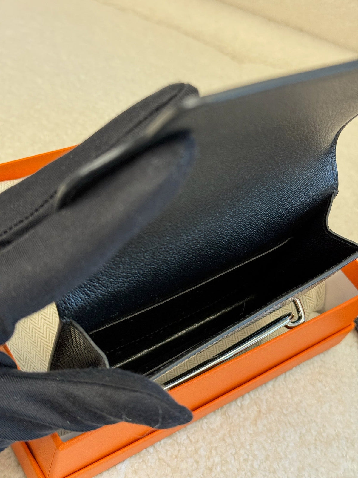Hermès Roulis Compact Wallet - Black image 9