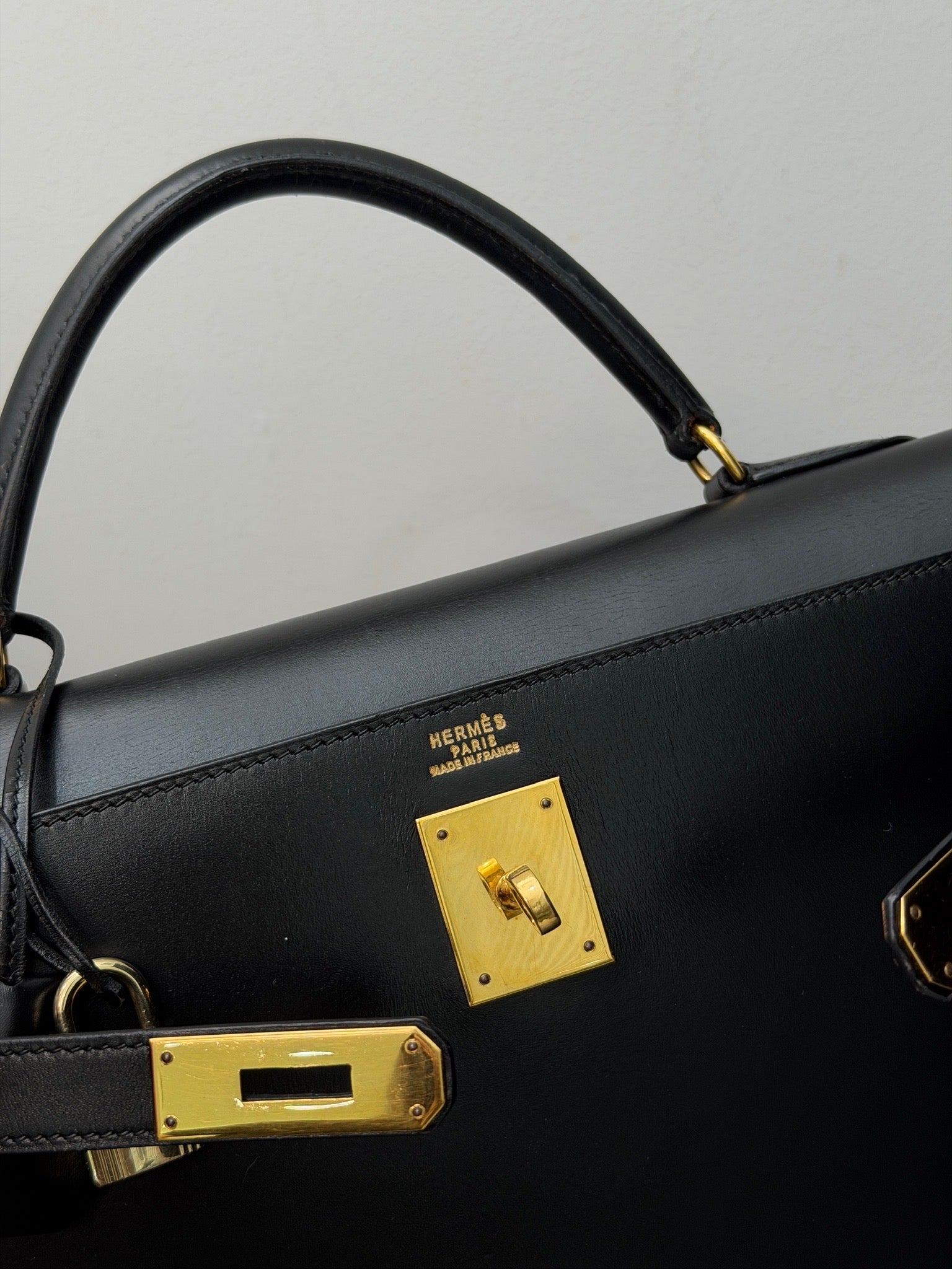 Hermès Kelly 32 Black Box Gold Hardware image 10