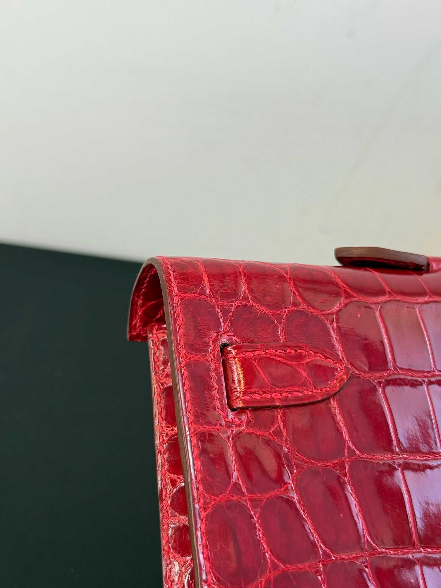Hermès Kelly Cut Shiny Niloticus Crocodile Rouge Gold Hardware image 10