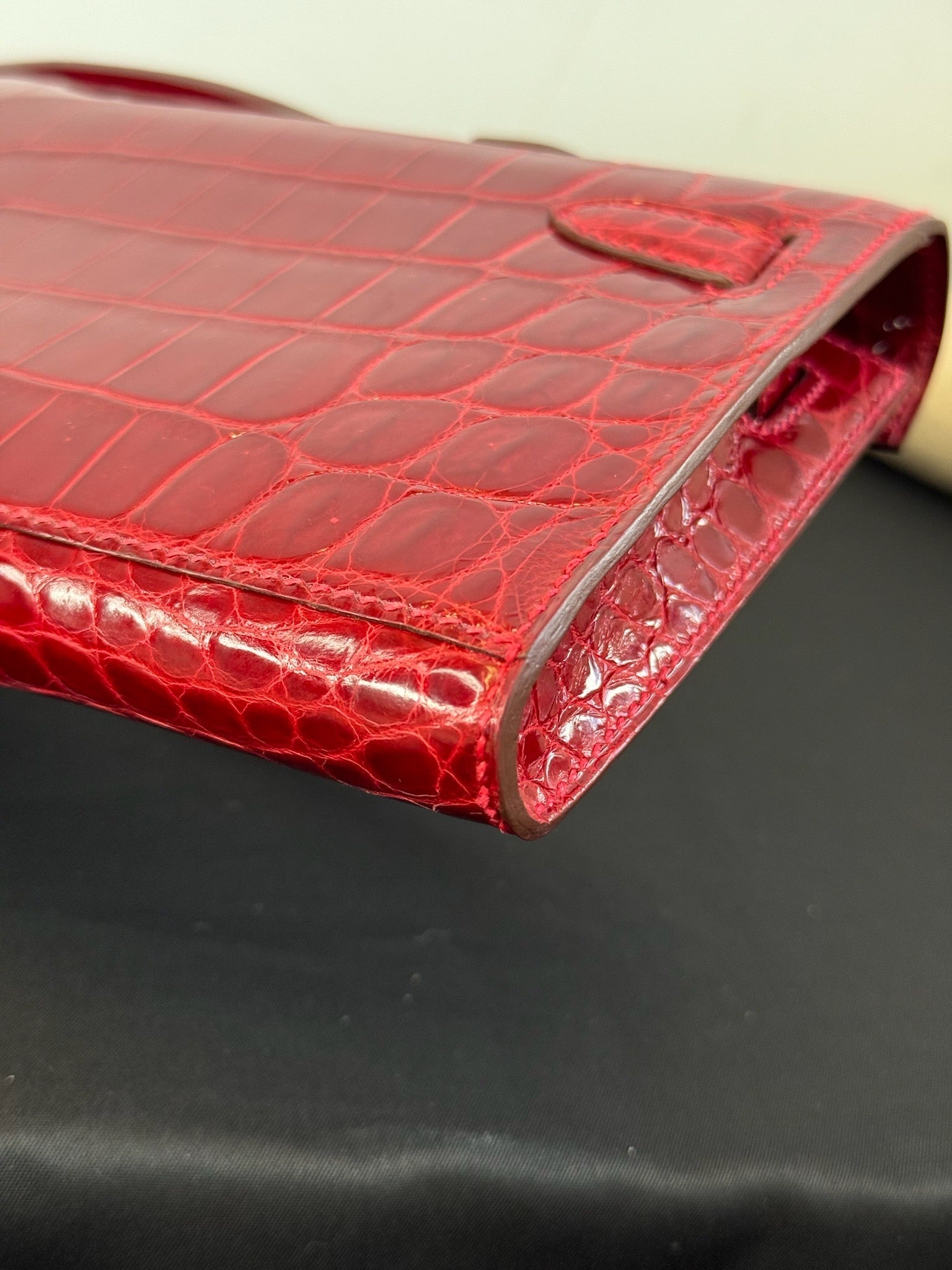 Hermès Kelly Cut Shiny Niloticus Crocodile Rouge Gold Hardware image 11
