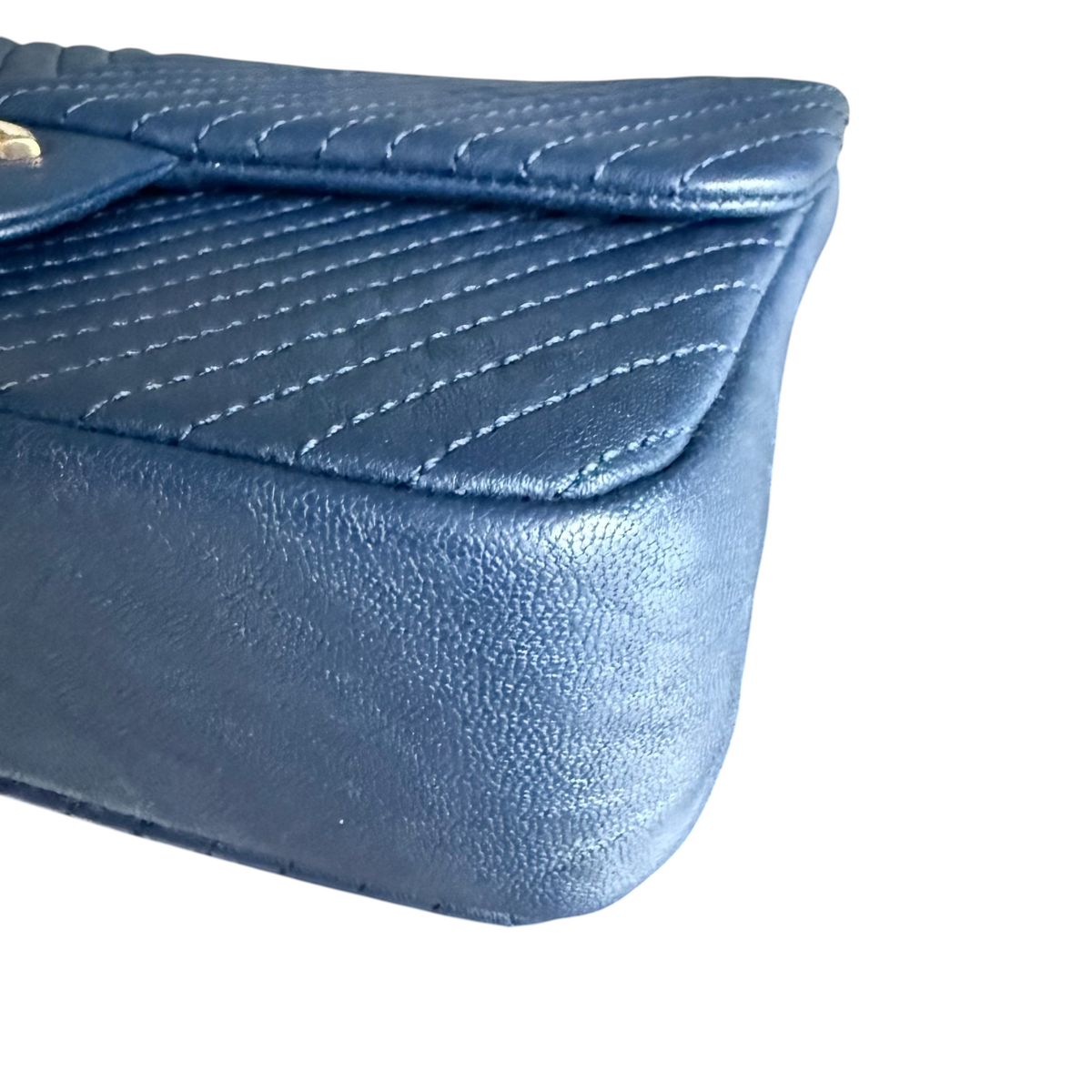 Luxury Evermore Chanel Seasonal Flap Small 23CM 深蓝色人字纹绗缝翻盖包，配有金色五金配件，侧面细节展示