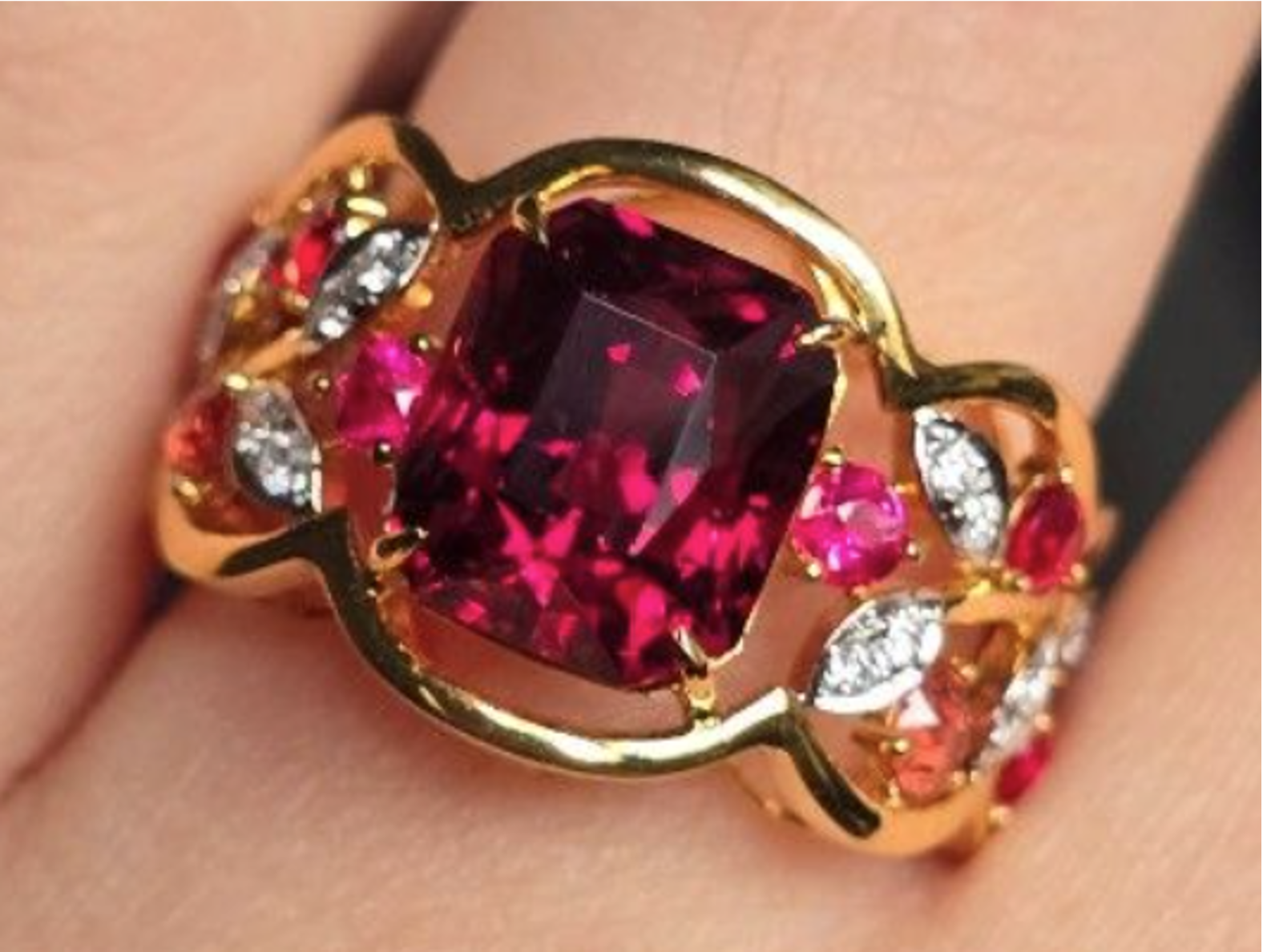 4.81ct Unheated Burma Spinel ring with natural diamonds in 18K gold SYCB13