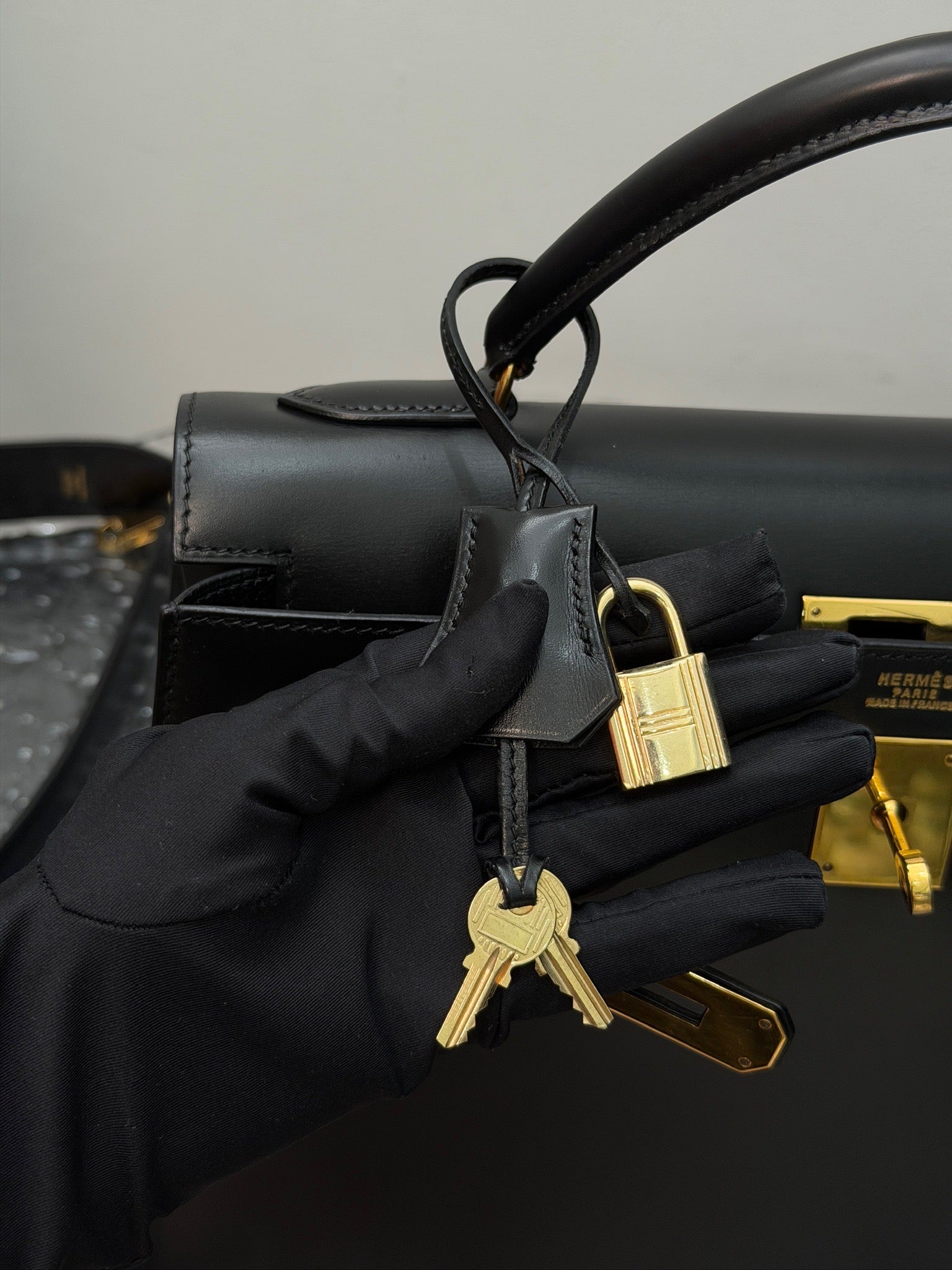 Hermès Kelly 32 Black Box Gold Hardware image 15