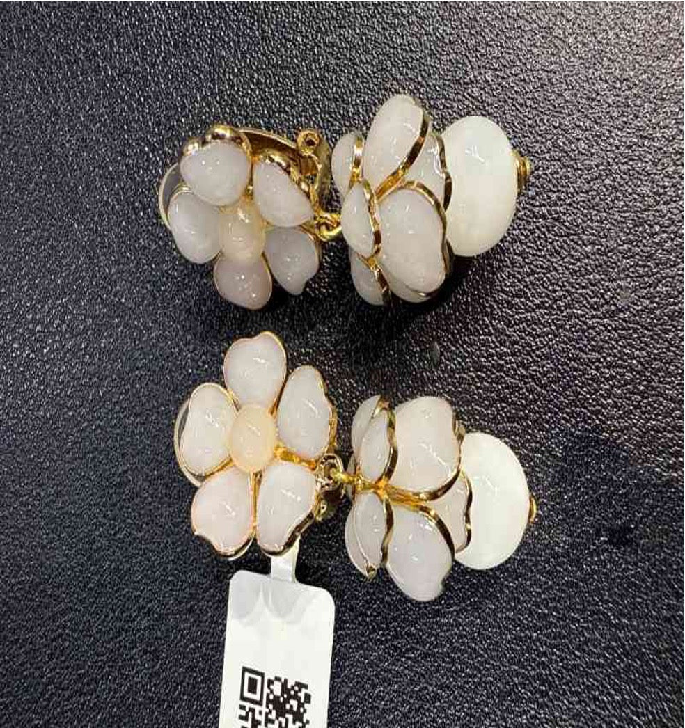 Gripwa White Camellia Ear Clips LZ602079