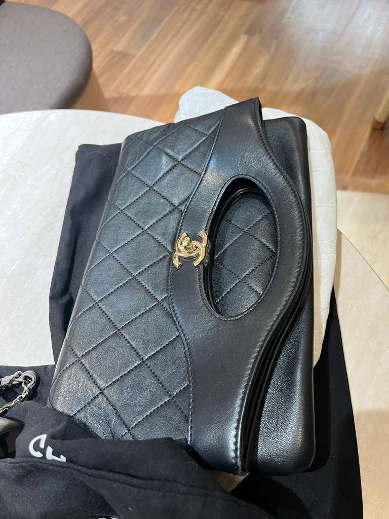 Chanel 31 Clutch Black in Lambskin, Gold hardware S2510-008336AN