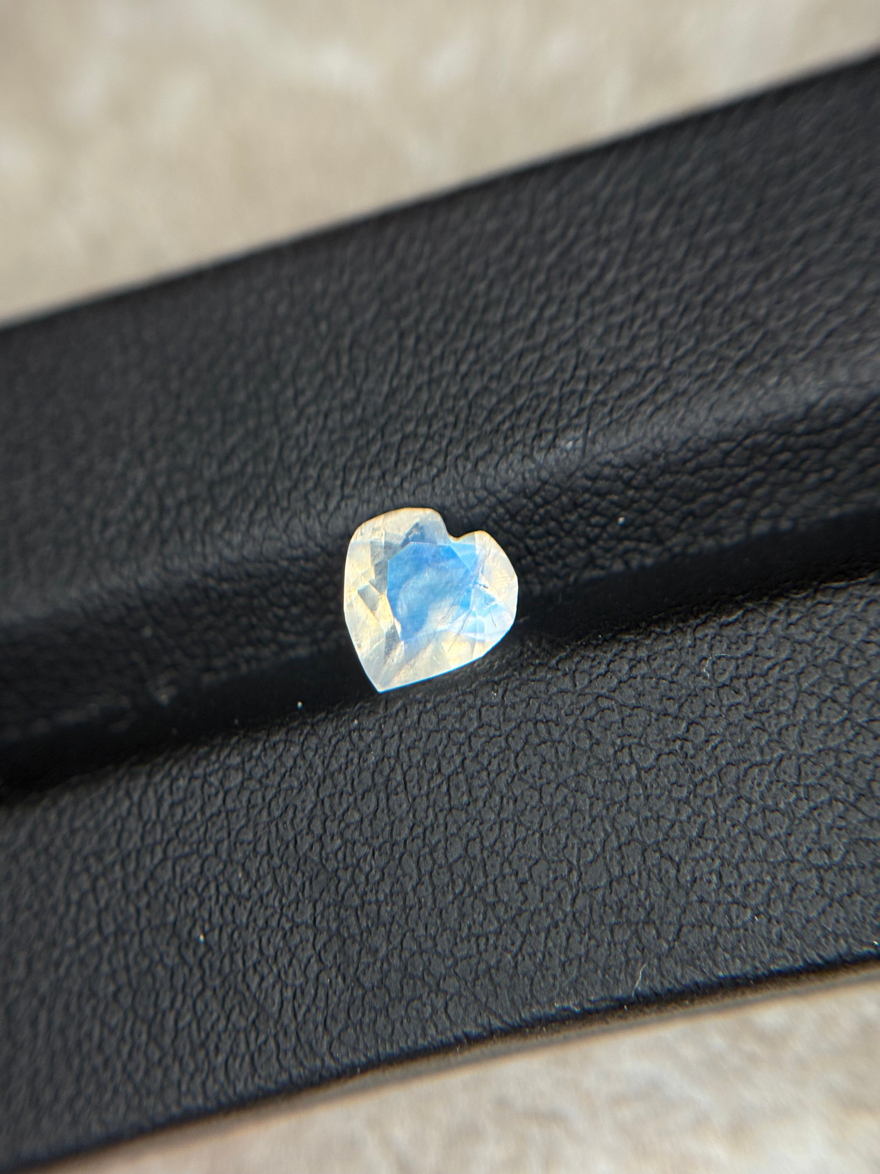 0.90ct Moonstone Heart Unicorn THAIC0172