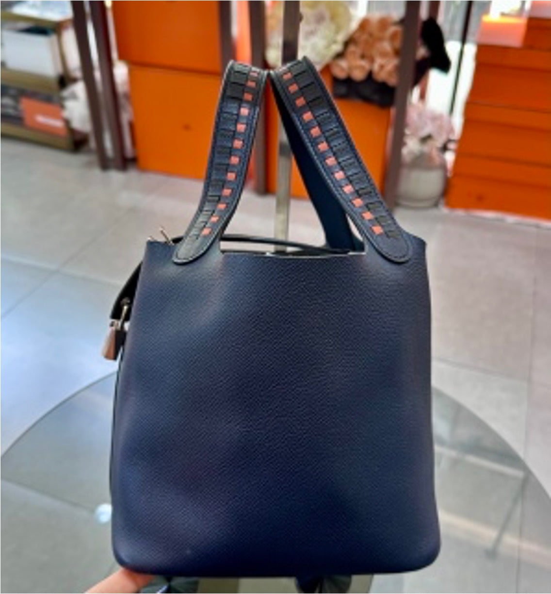 Hermes woven handle shopping basket, 18 C-shaped. US5122619