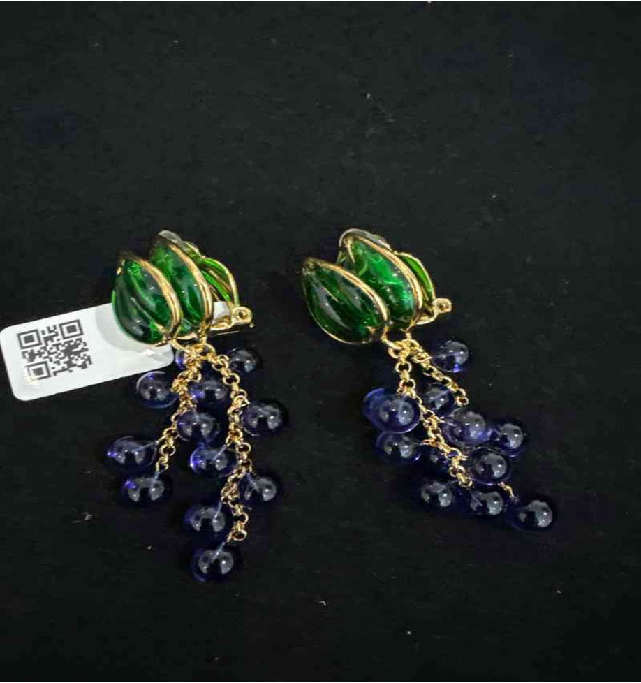 Gripoix grape ear clip LZ410270