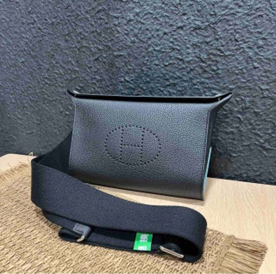Hermes dinnerware bag in black and silver, B-stamp. US60277