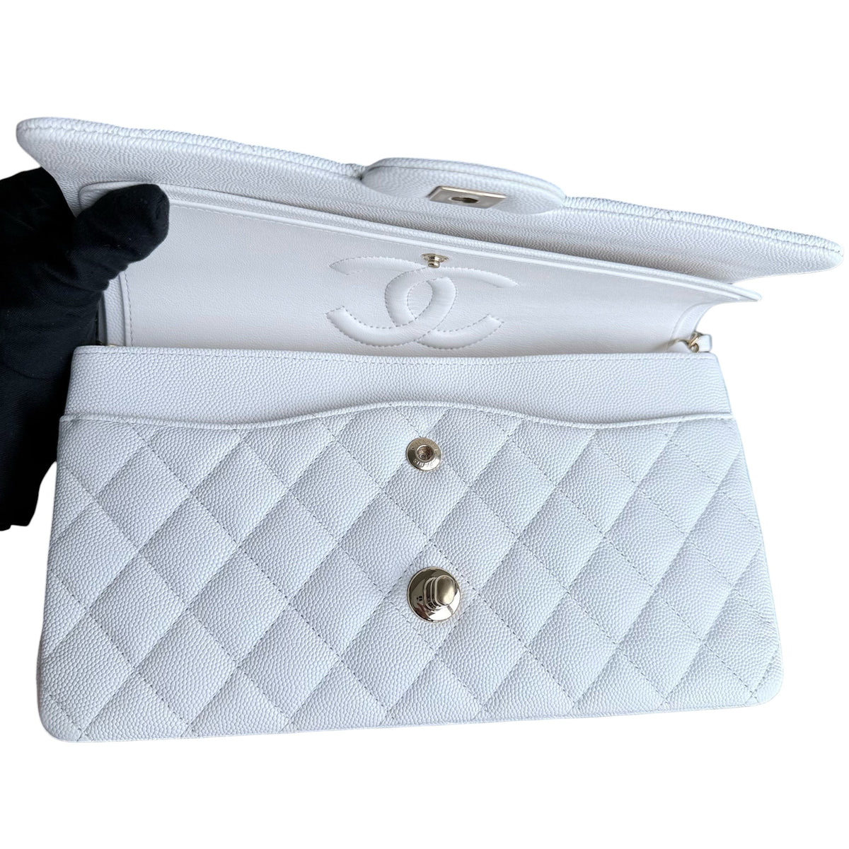 Luxury Evermore 白色鱼子酱皮 Chanel Classic Flap 中号手袋，配有金色五金件和标志性菱格纹设计