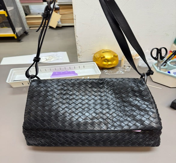 BV black shoulder bag, 29 21177849