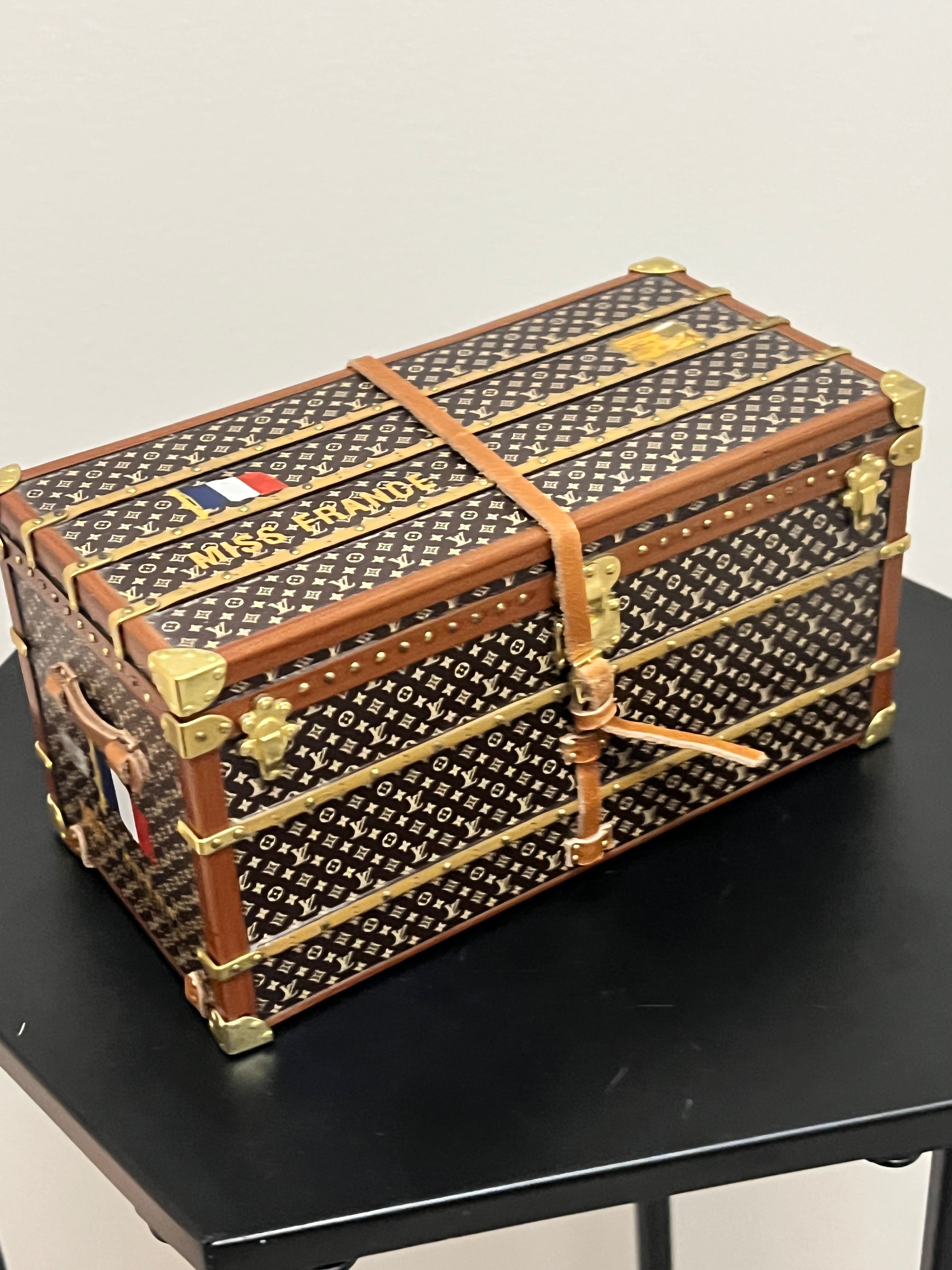 Louis Vuitton limited edition paperweight  AKC1168
