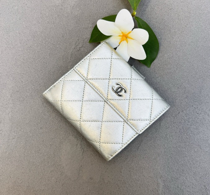 Chanel silver lambskin quilted wallet, size 10 (142 opening, no card). 24410308