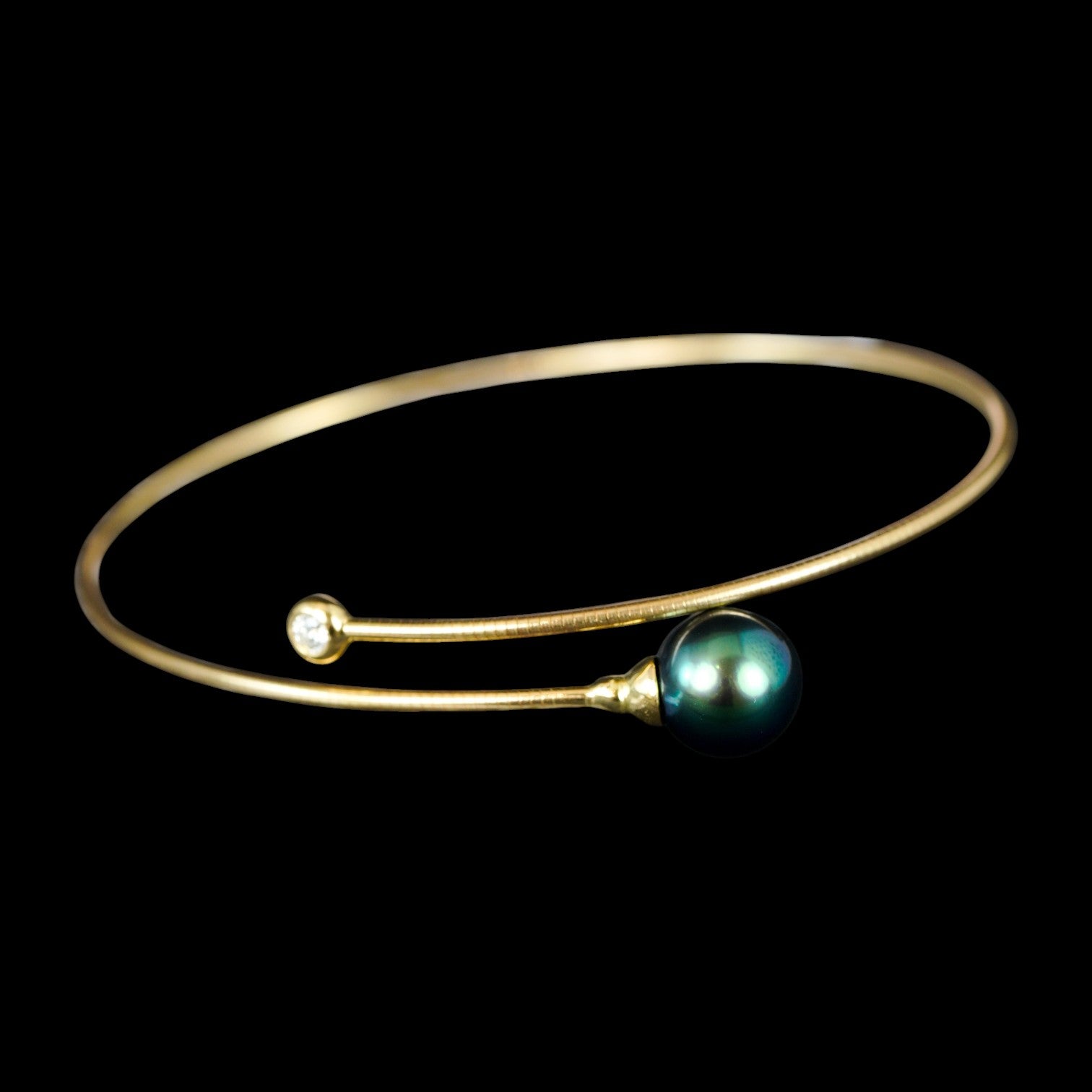 9.3mm Tahiti Black Pearl & Diamond Bracelet set in 18K Yellow Gold