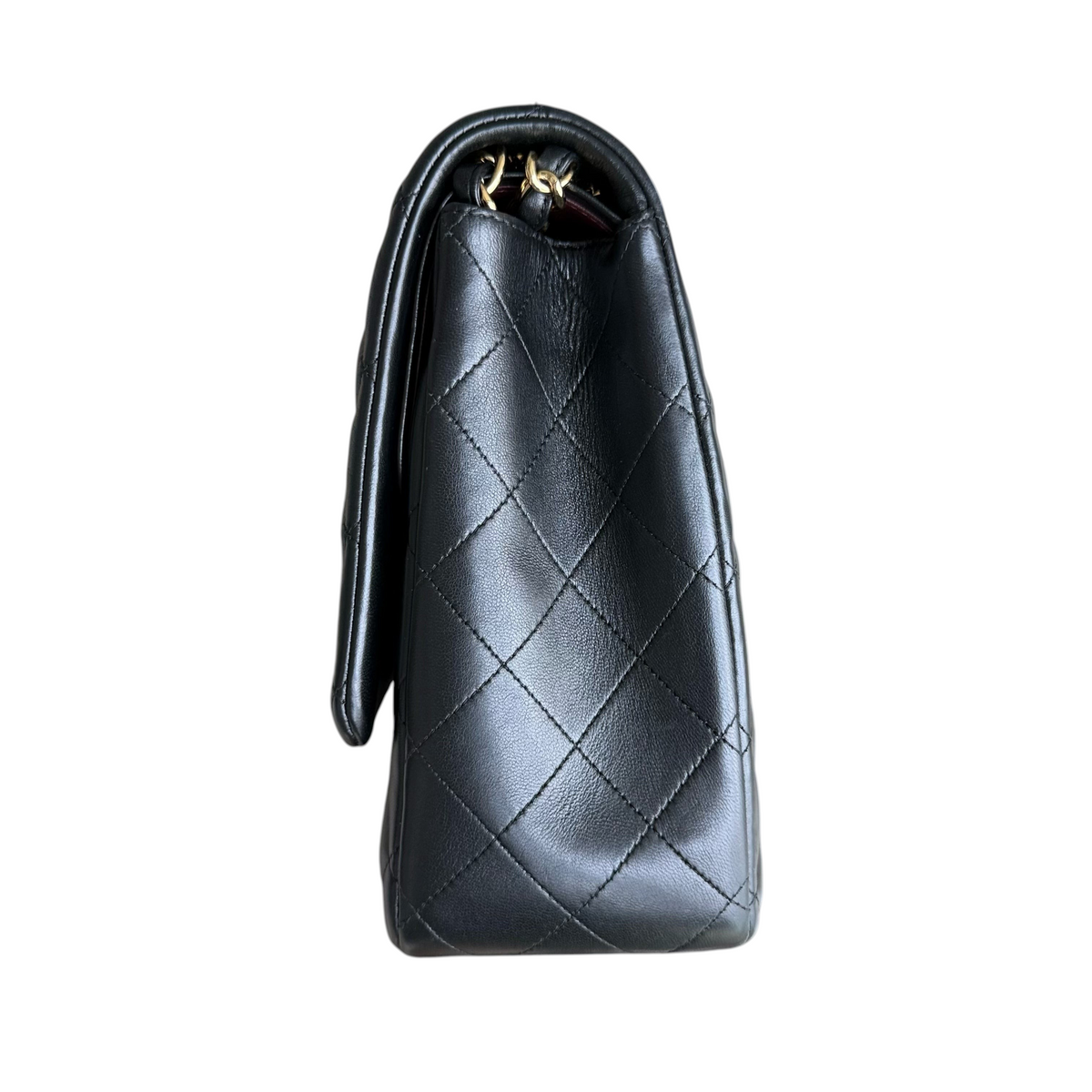 Luxury Evermore 黑色绗缝羊皮 Chanel Classic Flap Maxi 手袋侧面视图，配有金色五金配件