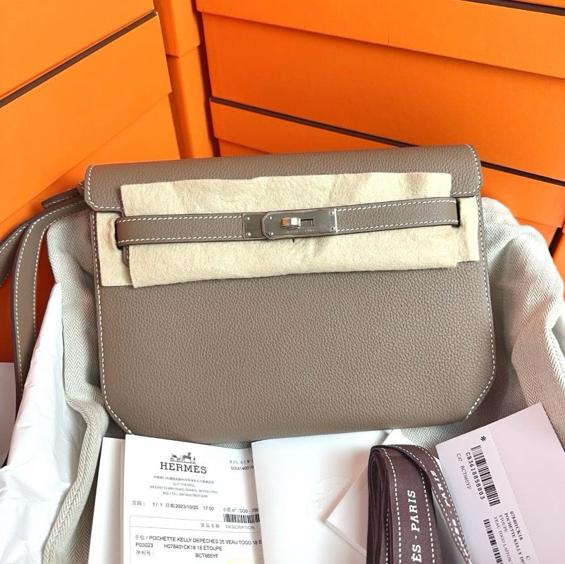Hermes Kelly Depeches 25 clutch bag, elephant grey, silver hardware, B-stamped togo leather. SYC2186