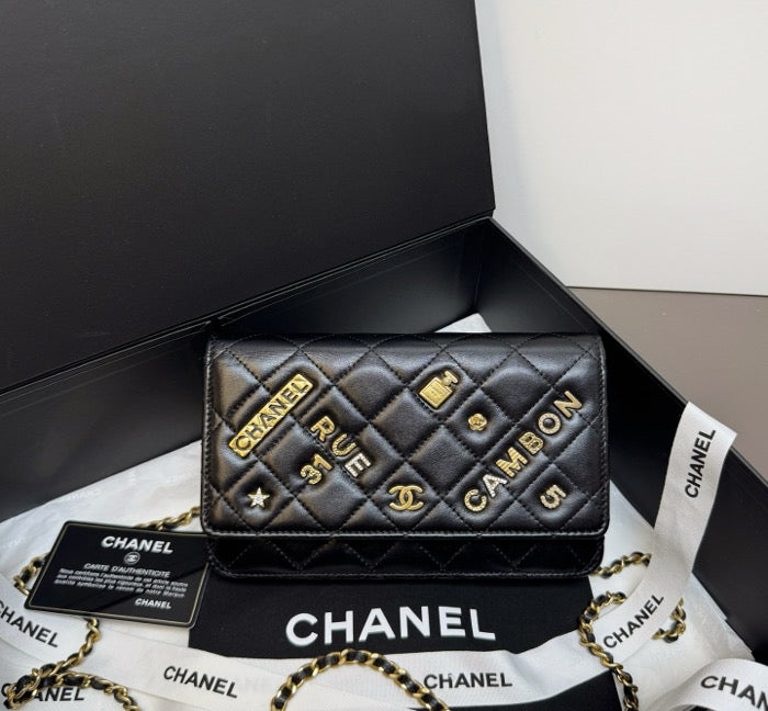 Chanel badge, black and gold, WOC18 (313 with card) 24170101
