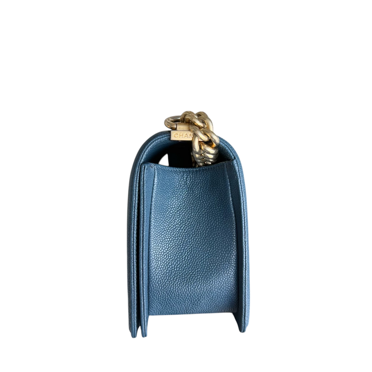 Luxury Evermore Chanel Boy Medium 25cm 蓝色鱼子酱皮菱格纹手袋，配有金色链条肩带，侧面视角