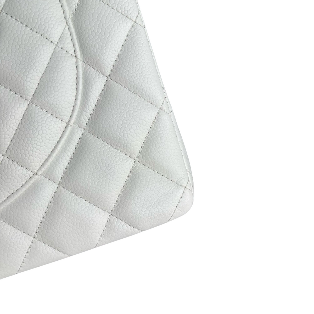 Luxury Evermore 白色鱼子酱皮 Chanel Classic Flap Maxi 手袋，展示标志性菱格纹细节