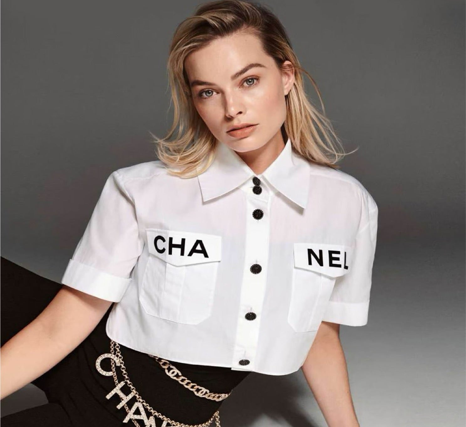 Chanel popular white short-sleeved shirt with logo pocket / Size 38 / 99% new / 43557