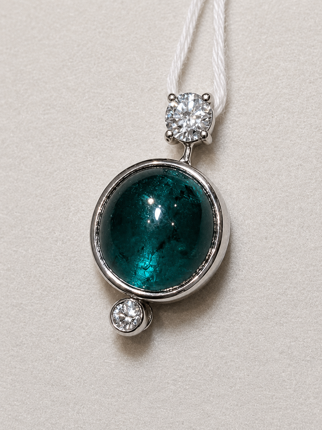 - Pendant in Pt900 - Cats-eye Tourmaline 10.85 + D0.52/0.10 (GRJ) 7626 JJC1347