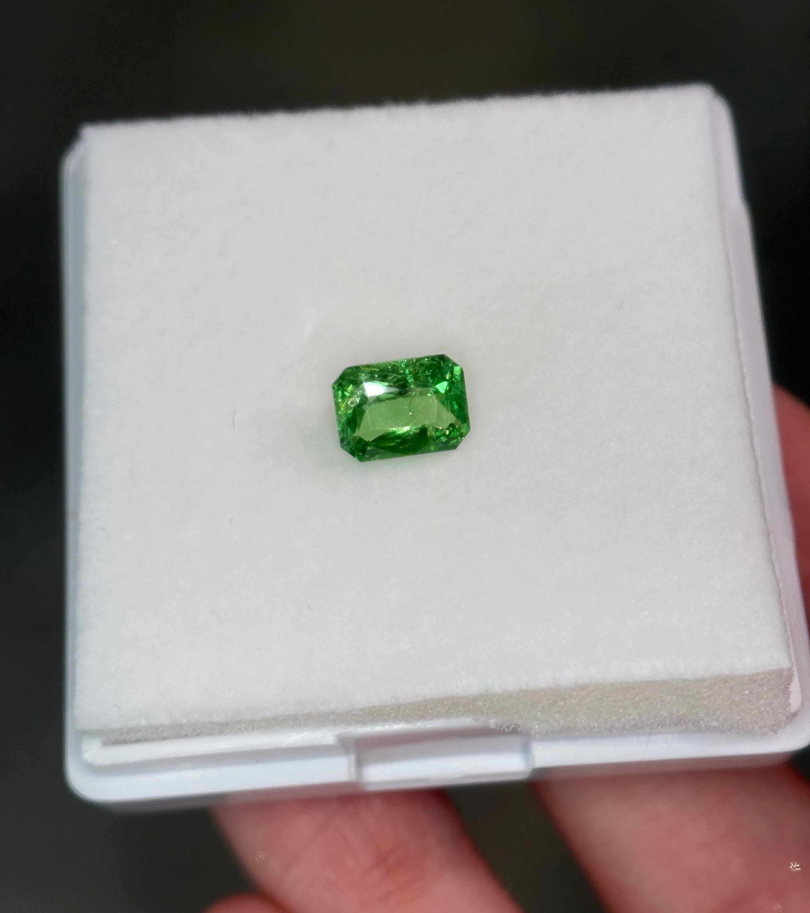 1.26ct Tsavorite Emerald DXBCS5913