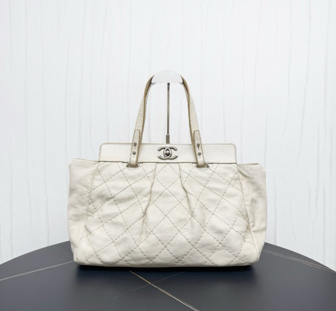 Chanel off-white tote bag, size 40 (135 opening). 20023250