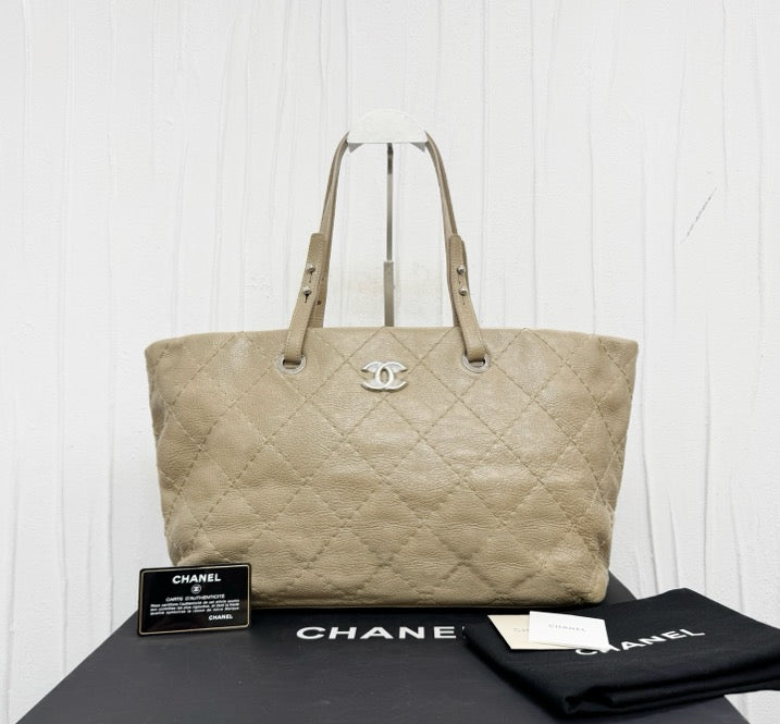 CHANEL milk tea-colored tote bag (141 with card) 35 19422158