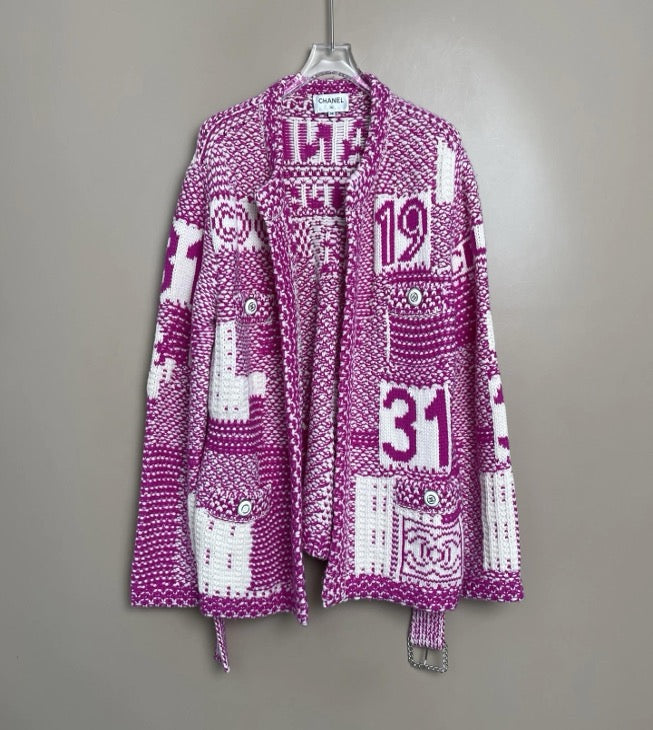 Chanel's popular lettered cashmere sweater/chunky knit cardigan, size 38 SYCC2098