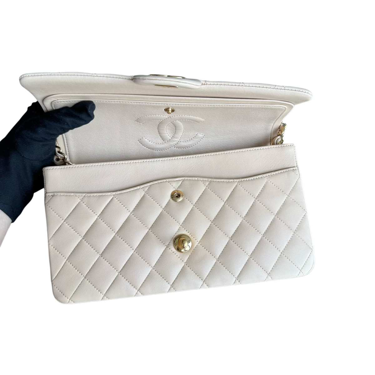 Luxury Evermore 米色羊皮菱格纹 Chanel Classic Flap 中号手袋，配有金色五金配件，展示内部细节