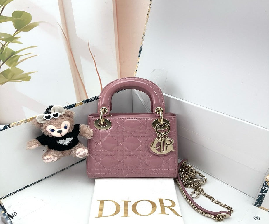 Dior Princess Diana (3-panel)
2020 20315741